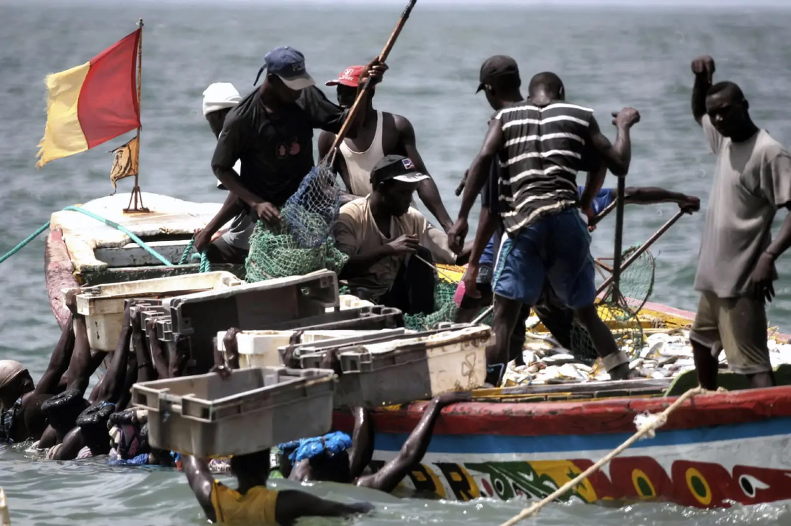 Retour de campagne de pêche en mer en Casamance et débarquement du résultat de la pêche