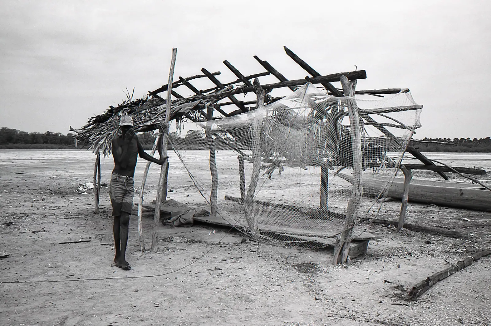 Pêche traditionnelle à l'épervier. Le pêcheur et son épervier dans le bolong d'Affiniam en Casamance