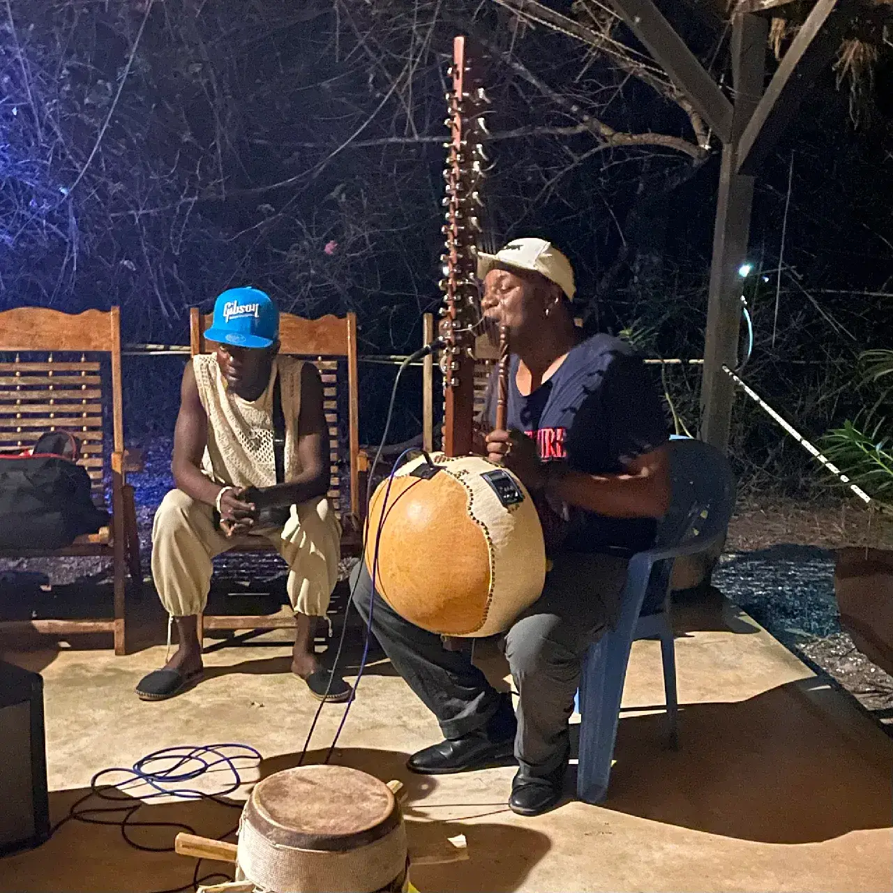 Un joueur de kora et un percussionniste en soirée à Cap Skirring