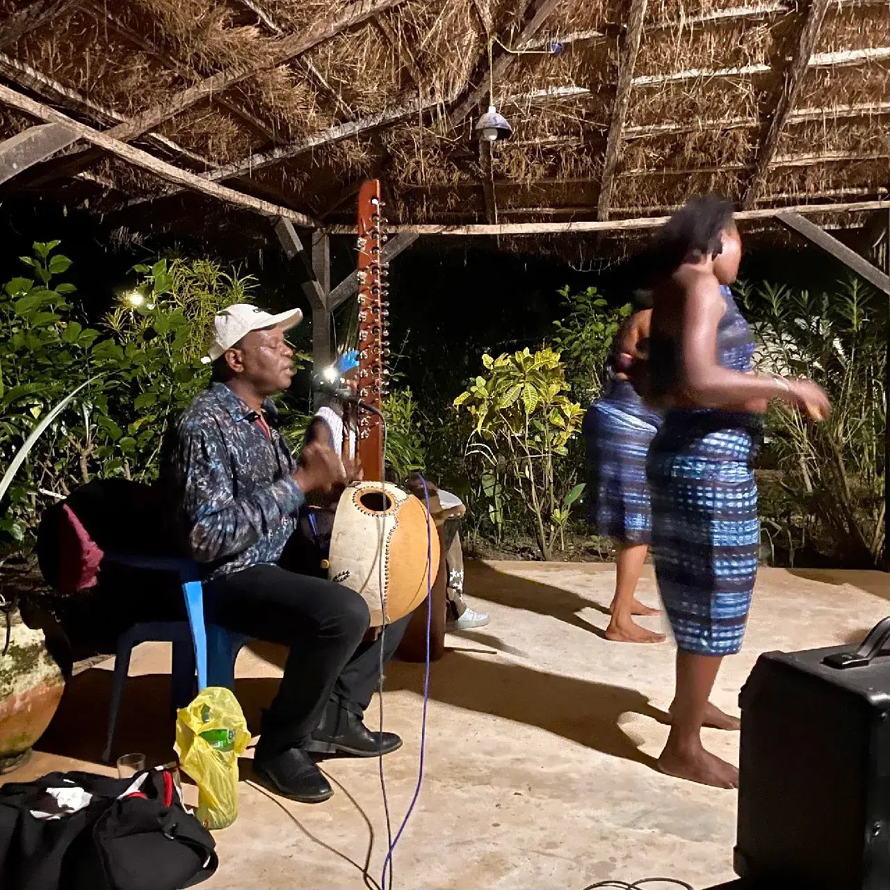 Un joueur de kora et une danseuse lors d'une soirée à Cap Skirring