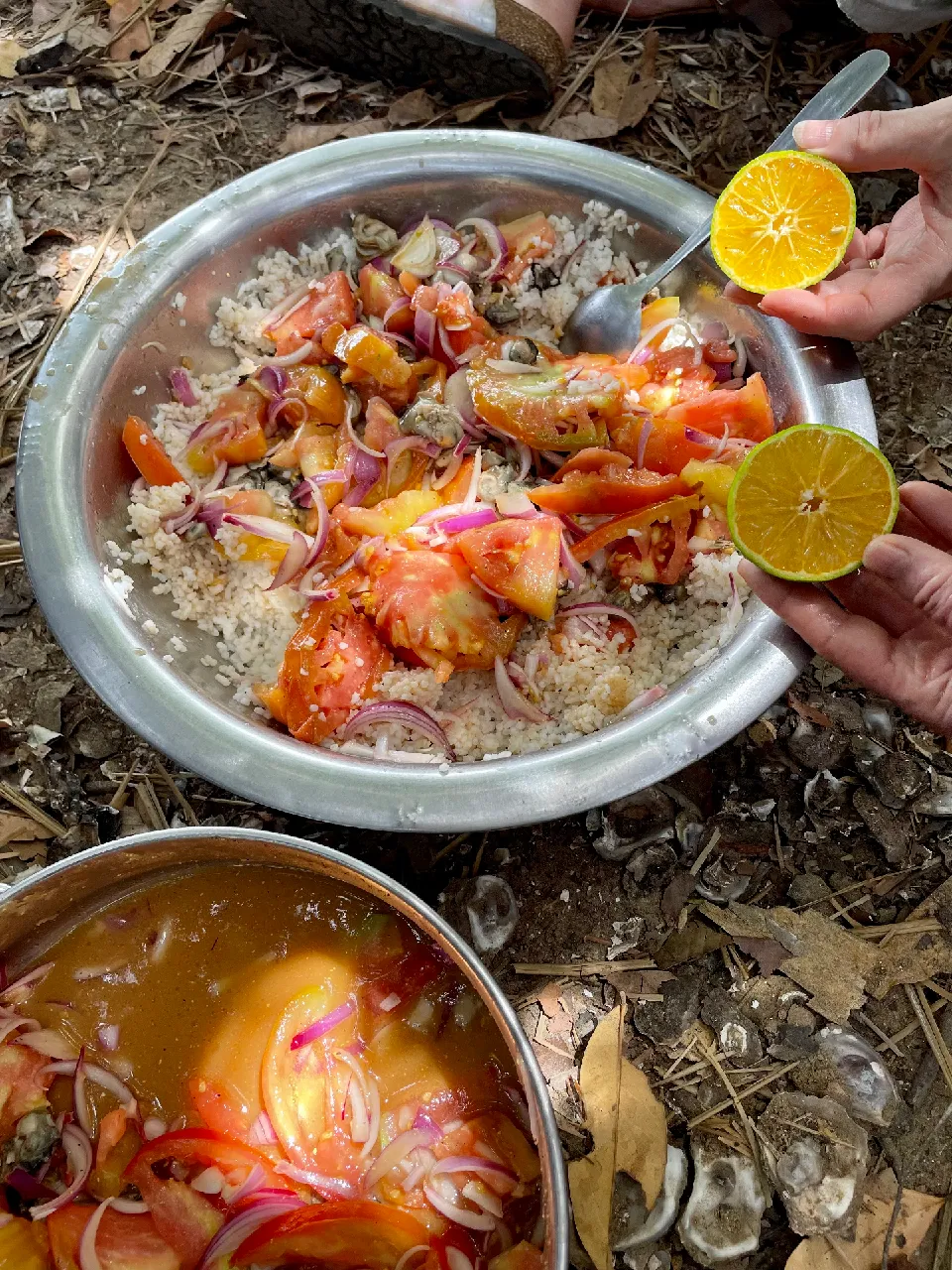 Salade d'huîtres de palétuvier grillées, tomates et oignons, servie sur la rive à Essaout