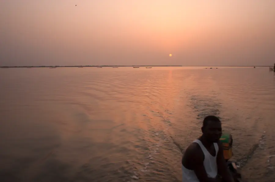 Coucher de soleil sur le fleuve Casamance, vu depuis la pirogue de l'excursion à Carabane