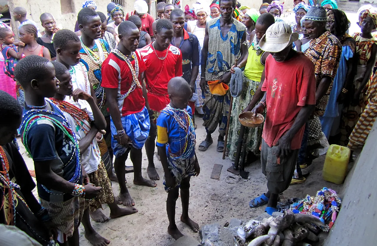 Les jeunes initiés du village de Niomoune pendant la fête de l'initiation animiste, entourés des habitants