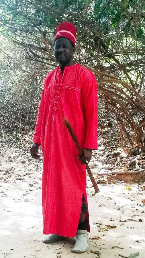 Le roi d'Oussouye en tenue rouge, lors de l'excursion depuis Cap Skirring