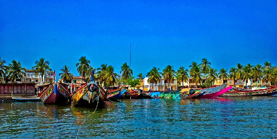 Les pirogues colorées du quartier de Boudody, à Ziguinchor, sur le fleuve Casamance
