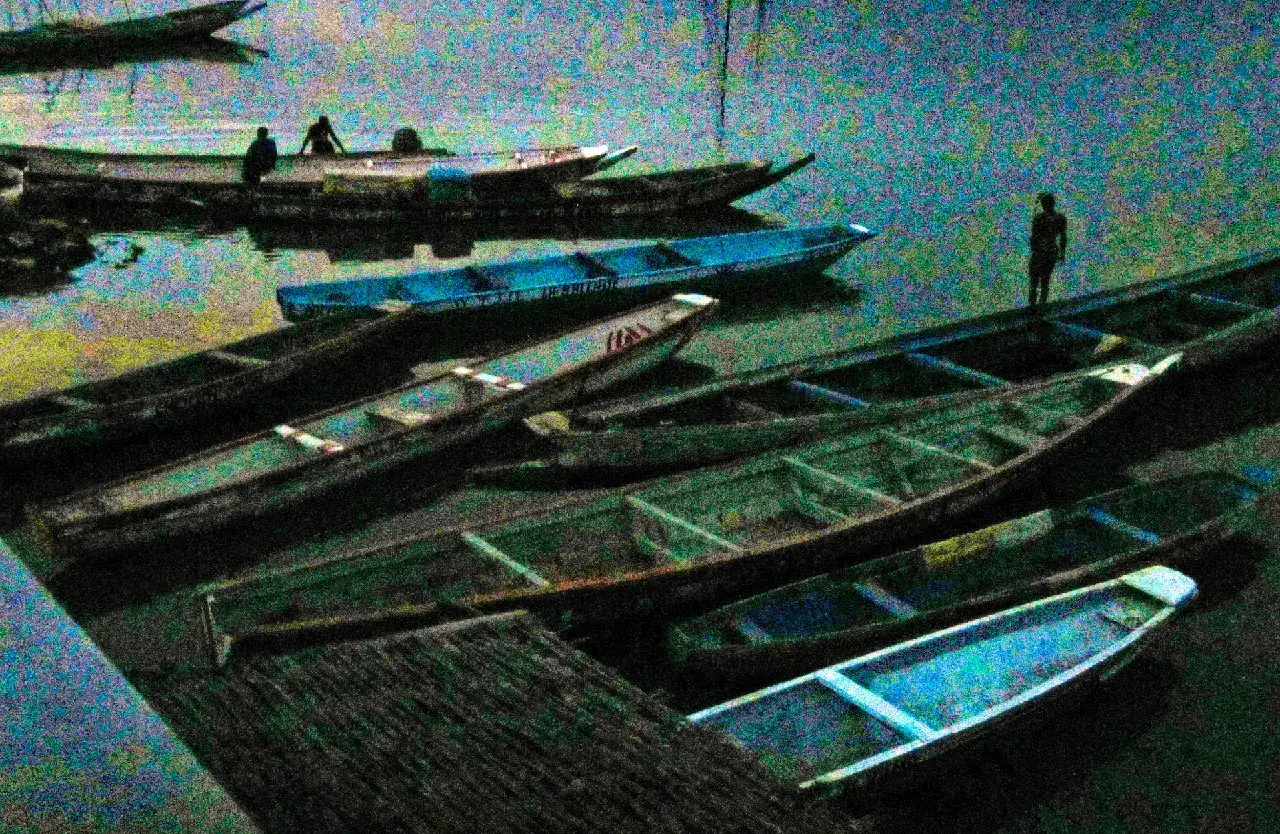 Des pirogues de pêcheurs amarrées de nuit sur le fleuve Casamance à Ziguinchor, avant le départ des campagnes de pêche en mer