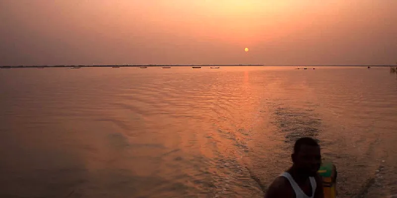Coucher de soleil sur le fleuve Casamance, vu depuis une pirogue