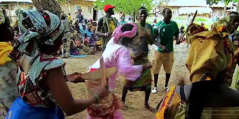 Danses lors d'une fête de village en Casamance, au Sénégal