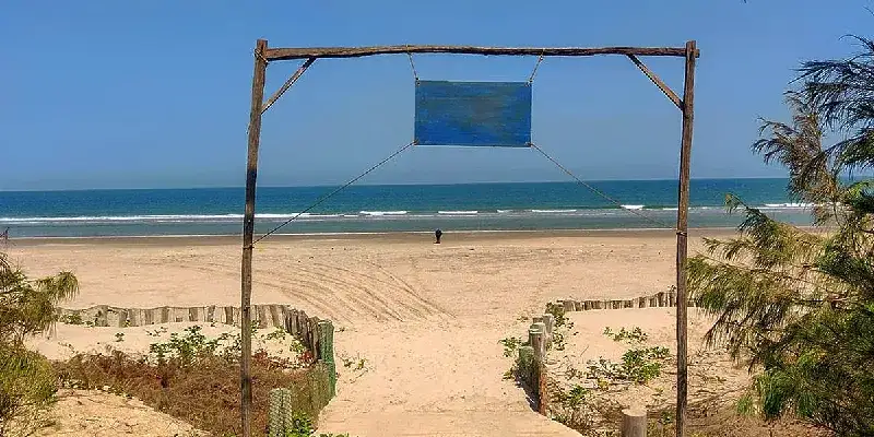 Accès à la plage et à l'océan depuis Le Papayer Écolodge, à Cap Skirring