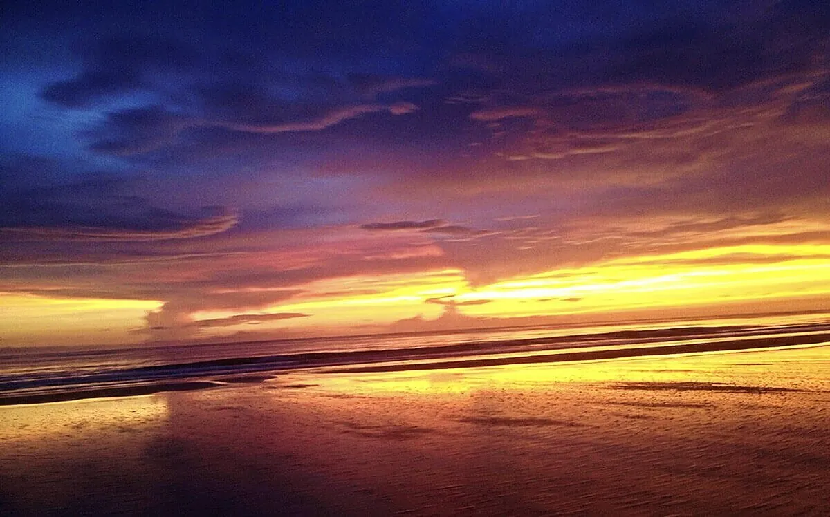 Coucher de soleil violet et doré sur l'océan Atlantique à Cap Skirring
