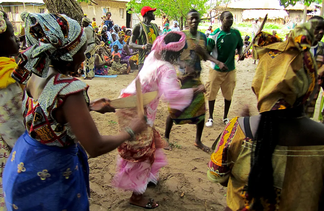 Fête d'initiation et danses traditionnelles au village d'Illol, îles Karone, Casamance