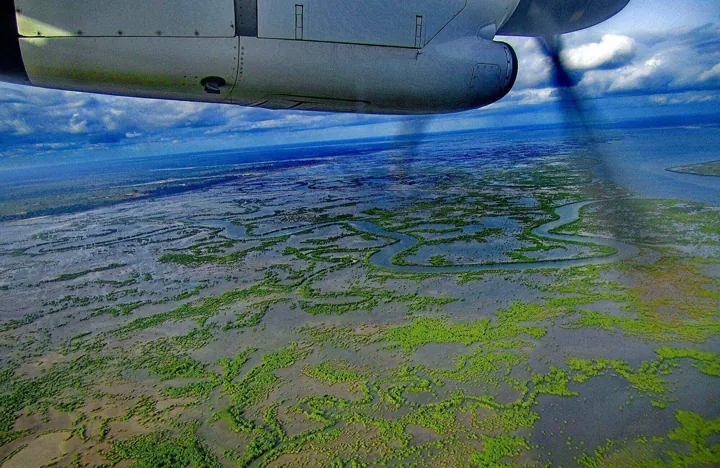 Vue aérienne de la Casamance depuis la fenêtre d'un avion