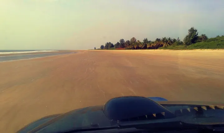 Longue plage de sable de Casamance, parcourue en 4x4