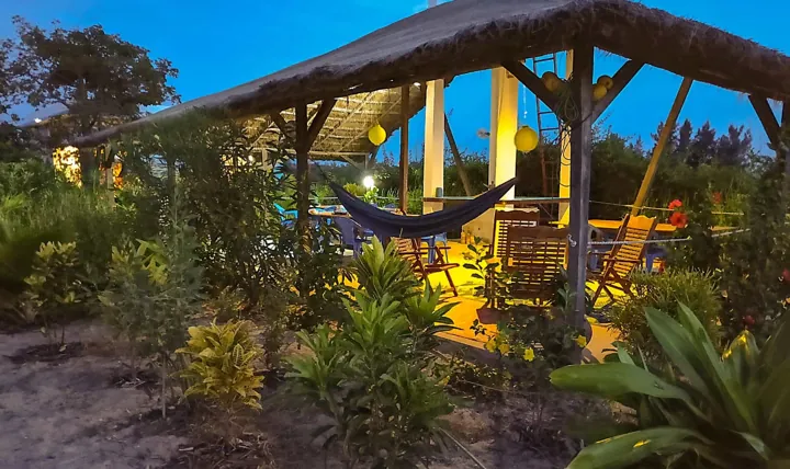 Bar-restaurant du Papayer Écolodge dans le jardin tropical face à l'océan